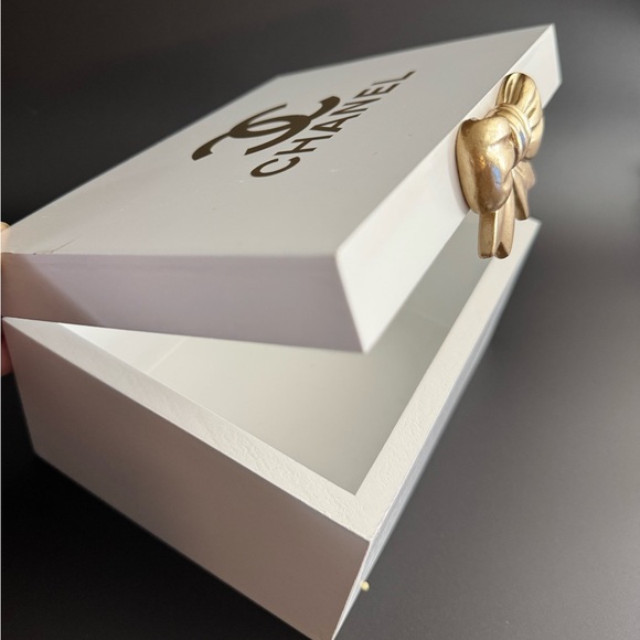 CHANEL White Box with Gold Bow Accent - Picture 5 of 5